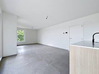 Ligging<br />Dit nieuwbouwappartement bevindt zich in een recente en moderne residentie in Oostakker, op een rustige ligging met aangenaam zicht op het groen. Tegelijk geniet u van een uitstekende bereikbaarheid dankzij de nabijheid van Gent en de R4, waardoor alle belangrijke verbindingswegen vlot toegankelijk zijn. De ideale combinatie van rust en mobiliteit.<br />Bij het appartement hoort tevens een autostaanplaats, verplicht bij te huren aan 75 EUR/maand.<br /><br />Indeling<br />Het appartement, gelegen op de derde verdieping, beschikt over een ruime en lichtrijke leefruimte met een volledig geïnstalleerde, moderne keuken. Er zijn drie volwaardige slaapkamers aanwezig.<br />De badkamer is uitgerust met een comfortabele inloopdouche.<br />Verder is er een praktische en ruime berging met aansluiting voor wasmachine en extra opbergruimte.<br />Vanuit de leefruimte heeft u toegang tot een ruim terras met open zicht op het omliggende groen.<br />Het appartement werd volledig nieuw geschilderd en bevindt zich op de eerste verdieping.<br /><br />Troeven<br />• Nieuwbouw conform E30-norm – EPC label A<br />• Vloerverwarming via warmtepomp en zonnepanelen<br />• Ruim terras met groen uitzicht<br />• Rustige ligging in moderne residentie<br />• Afgesloten en ruime fietsenberging inbegrepen<br />• provisie gemeenschappelijke kosten: 100 EUR/maand<br />• Vlotte verbinding naar Gent en R4<br /><br />BEZOEK ENKEL AANVRAGEN VIA IMMODAVINCI.BE<br />Wenst u een bezoek? Gelieve NIET te bellen maar uw bezoek aan te vragen via www.immodavinci.be.<br />Ga naar het pand dat u interesseert en klik op de knop “Bezoek aanvragen” onderaan de profielfoto van de contactpersoon.