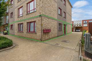 Op een centrale ligging in het centrum van Ranst bevindt zich dit ruime gelijkvloerse appartement met drie volwaardige slaapkamers en twee garageboxen.<br /><br />Via de ruime inkomhal met praktische ingemaakte kasten krijgt u toegang tot de verschillende ruimtes. Om te beginnen de aangename leefruimte die aansluit op de aparte keuken. Vanuit de keuken is er toegang tot een handige berging met aansluiting voor wasmachine.<br /><br />Via de nachthal bereikt u de drie ruime slaapkamers (16m²/16m²/11m²), een apart toilet en een ruime badkamer met alle voorzieningen. De indeling maakt dit appartement geschikt voor gezinnen, maar biedt ook voldoende ruimte voor wie graag een extra kamer voorziet als bureau, dressing of hobbyruimte.<br /><br />Achteraan het gebouw beschikt het appartement over twee privatieve garageboxen, waarvan één uitgerust is met een automatische poort. Daarnaast is er in het gebouw nog een gemeenschappelijke kelder aanwezig.<br /><br />Dankzij de centrale ligging, op wandelafstand van winkels, scholen en andere voorzieningen, combineert dit ruime gelijkvloerse appartement een uitstekende bereikbaarheid met comfortabel wonen. <br /><br />Troeven:<br />+ Gelijkvloers wonen<br />+ Lage gemeenschappelijke lasten<br />+ 3 volwaardige slaapkamers<br />+ 2 garageboxen<br />+ Praktische indeling<br />+ Nabij winkels, scholen en openbaar vervoer<br /><br />Interesse in dit tof appartement? Contacteer ons via 03 337 50 70 of info@vbvastgoed.be voor een afspraak ter plaatse of meer info.<br /><br />