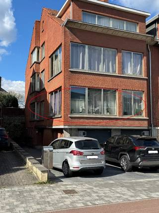 een lichtrijk appartement gesitueerd op VERD. 1 er omvattende een inkomhall, leefruimte-eetplaats in L-vorm, buro, ingerichte keuken uitgevend...