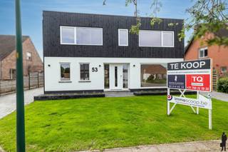 <p><strong><span>Volledig gerenoveerde ruime gezinswoning met 6 slaapkamers op perceel van 693 m²</span></strong></p>
<p><span>In een rustige omgeving bevindt zich deze volledig gerenoveerde en instapklare woning met maar liefst </span><strong><span>6 slaapkamers en 4 badkamers</span></strong><span>. Dankzij de ruime indeling en het grote perceel van </span><strong><span>693 m²</span></strong><span> biedt deze woning een ideale combinatie van comfort, ruimte en energiezuinig wonen.</span></p>
<p><span>De woning beschikt over een </span><strong><span>bewoonbare oppervlakte van 324 m²</span></strong><span> en werd grondig gerenoveerd, waardoor ze voldoet aan de hedendaagse woonnormen. Het </span><strong><span>EPC-label B</span></strong><span> garandeert bovendien een goede energieprestatie.</span></p>
<p><span>Binnenin geniet u van een lichtrijke leefruimte met een aangename connectie naar de keuken en de tuin. De woning biedt tal van mogelijkheden voor grote gezinnen, samengestelde gezinnen of wie nood heeft aan extra ruimte voor hobby, bureau of logeerkamers. Met </span><strong><span>6 volwaardige slaapkamers</span></strong><span> en<strong> 4</strong></span><strong><span><strong> b</strong>adkamers</span></strong><span> is comfort voor het hele gezin verzekerd.</span></p>
<p><span>Buiten vindt u een </span><strong><span>ruim perceel van 693 m²</span></strong><span> met voldoende tuinruimte om te ontspannen, te spelen of gasten te ontvangen.</span></p>
<p><strong><span>Troeven van deze woning:</span></strong></p>
<ul>
<li>
<p><span>Volledig gerenoveerd en instapklaar</span></p>
</li>
<li>
<p><span>6 ruime slaapkamers</span></p>
</li>
<li>
<p><span>4 badkamers</span></p>
</li>
<li>
<p><span>Bewoonbare oppervlakte van 324 m²</span></p>
</li>
<li>
<p><span>Perceel van 693 m²<br /></span></p>
</li>
<li>
<p><span>Energiezuinig met </span><strong><span>EPC-label B<br /></span></strong></p>
</li>
<li>
<p><span>Ideaal voor grote gezinnen of wie veel ruimte zoekt</span></p>
</li>
</ul>
<p><span>Bent u op zoek naar een </span><strong><span>ruime, energiezuinige en instapklare woning</span></strong><span> met veel kamers? Dan is deze eigendom zeker een bezoek waard.</span></p>