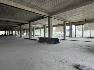 Deze handelspanden zijn gelegen op een invalsweg van Veurne met vlotte toegang tot E40, Veurne & de kust. Prachtige zichtlocatie met heel...