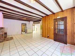 Deze karaktervolle grondig op te frissen gezinswoning biedt eindeloos potentieel op een toplocatie te Aalst.<br />Gelegen in de levendige en uiterst bereikbare stadsrand, biedt deze charmante woning het beste van 2 werelden: de gezelligheid van een eigen, warme thuis en de bruisende energie van het stadscentrum op een steenworp afstand. Vlotte bereikbaarheid dankzij openbaar vervoer op wandelafstand en de nabije aansluiting op de E40 Gent-Brussel.<br /><br />Deze gezinswoning met ruime inpandige garage bevindt zich op <strong>een perceel van 303m²</strong> en heeft een naar stadsnormen royale groene tuin waar kinderen veilig kunnen spelen, en u uitgebreid kunt genieten van de buitenlucht in alle privacy.<br /><br /><strong>De indeling van de woning is als volgt:</strong><br />Deze woning biedt een zee van ruimte met maar liefst <u><strong>250m² bewoonbare oppervlakte</strong></u>.<br /><strong>Gelijkvloers</strong>: een inkomhal, een lichtrijke dubbele woonkamer, een ingerichte keuken, een badkamer met ligbad en lavabo, een berging , een apart toilet, een ruime garage en een traphal.<br /><strong>1ste verdieping</strong>: 4 volwaardige ruime slaapkamers en een apart toilet.<br /><strong>2de verdiep</strong>: naast nogmaals 2 volwaardige slaapkamers bevindt zich hier een polyvalente ruimte (32m²) met invulling naar keuze (leef- of ontspanningsruimte / 2 extra slaapkamers).<br /><br /><strong><u>Troeven:</u><br />Gunstig EPC en asbestattest: geen renovatieplicht!</strong><br /><strong>Binnenruimte</strong>: royale woonkamer, grote garage en mogelijkheid tot wel 8 slaapkamers.<br /><strong>Buitenruimte</strong>: terras van 20m² met aansluitend een oase van groen in de 100m² grote grastuin.<br /><strong>Potentieel</strong>: De ideale basis om uw droomwoning te realiseren in een waardevaste buurt.<br /><strong>Bereikbaarheid</strong>: Vlotte verbinding met de E40, scholen en het nabije stadscentrum met winkels, sport, cultuur en horeca.<br /><br /><strong>Wonen aan de stadsrand met de luxe van ruimte, parking en groen? Ontdek het potentieel van deze unieke gezinswoning!</strong><br />Dé kans voor creatieve doeners, starters of investeerders!<br /><br /><strong>Weet</strong>: de vermelde prijs is een richtprijs/startprijs. Deze methode geeft jou, als potentiële koper, de kans om op een transparante manier te bieden.<br />Na ontvangst van deze biedingen zal de verkoper beslissen of hij/zij de eigendom verkoopt aan het hoogste bod, de richtprijs is aldus niet bindend voor de verkoper.<br /><br /><strong>Wenst u graag een bezichtiging of meer info betreffende dit pand</strong>?<br />mail naar immo@vastgoed-ff.be , bel <strong>Gunther op 0476/60 67 96</strong>, of tijdens de kantooruren naar <strong>053/21.21.21</strong><br /><br />Tot snel in Aalst!<br />