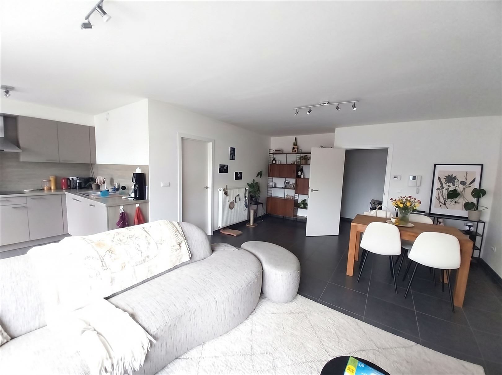 TE HUUR: Ruim appartement met 2 slaapkamers te Koersel! - foto 2