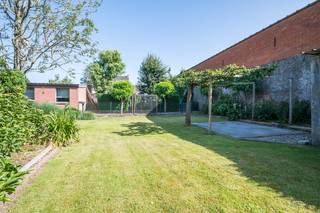 Deinze: Bungalow met 3 slaapkamers, gerenoveerde badkamer en prachtige tuin te koop in centrum Deinze.Deze woning is de ideale thuis voor mensen die...