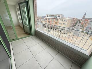 Nieuwbouwappartement op super leuke ligging in Antwerpen nabij de grote verbindingswegen, Singel,...<br /><br />Indeling: <br />Inkomhal op tegelparket, +/- 2 m². Vestiaire<br />Afzonderlijk toilet.<br />Living: +/- 29 m², tegelparket. Terras: +/- 6 m².<br />Open ingerichte keuken met spoeltafel, kasten, keramisch kookfornuis, frigo, combi-oven, vaatwasser, dampkap.<br />Slaapkamer: +/- 3.20 x 4, tegelparket.<br />Badkamer met inloopdouche en wastafel met meubel.<br /><br />Ondergrondse autostaanplaats: € 120 per maand (mogelijkheid met laadpaal, mogelijkheid om er 2 te huren)<br /><br />Algemene onkosten: € 125 per maand.<br /><br /><br />