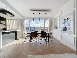 Appartement gelegen op de tweede verdieping (zonder lift):- inkomhal- leefruimte op visgraat laminaatvloer met open keuken en veel lichtinval- open keuken met mat zwarte fronten voorzien van oven, microgolf, spoelbal gasfornuis, ijskast, vaatwasser en voldoende kastruimte- volledig gerenoveerde badkamer voorzien van inloopdouche, enkele spoelbak en aansluiting voor wasmachine/droogkast- twee slaapkamers voorzien van ingemaakte kasten (10-14 m²)- terrasBijzonderheden:- extra berging beneden- slim verlichtingssysteem voorzien- gemeenschappelijke kosten 15 euro/maand- EPC E, nieuw EPC in opmaak- kleinschalig gebouw, slechts één buur- beschikbaar per 15/03