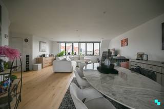 Ontdek deze lichtrijke, ruime nieuwbouw duplex op de tweede verdieping van een zeer rustig gebouw (bestaande uit twee wooneenheden). De bewoonbare oppervlakte bedraag maar liefst 125 m² (volgens EPC-attest) en het appartement geniet ook van een inpandige garage. Deze duplex geniet van een uitstekende bereikbaarheid dankzij de onmiddellijke nabijheid van het centrum, de Rijksweg (N36) alsook het op- en afrittencomplex E403 (Roeselare-Rumbeke). Volgende indeling: Inkomhal, gezellige en lichtrijke leefruimte met halfopen geïnstalleerde keuken (koelkast, kookplaat, oven, microgolf en vaatwasmachine), met zicht op het terras. Verder beschikt de tweede verdieping over een apart toilet, badkamer (voorzien van inloopdouche, enkele wastafel en voorziening wasmachine) en één slaapkamer met ingebouwde maatkasten. Nachthal, twee slaapkamers waarvan één voorzien van een inloopdouche en enkele wastafel. Zuidwest georiënteerd terras. Centrale verwarming op aardgas | EK conform | Dubbele beglazing (HR) (PVC) | EPC Label B. Garage inbegrepen. Margot organiseert voor dit appartement de bezoeken ter plaatse, mits het maken van een afspraak