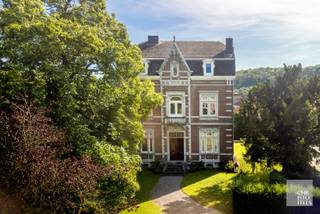 INDELING:Op het gelijkvloers is er de inkomhal met gastentoilet en vestiaire. Aansluitend bevindt zich het bureel, de leefruimte met een...