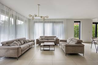 Op een boogscheut van het centrum van Schilde, in een rustige straat, vinden we deze volledig gerenoveerde open woning terug. <br /><br />We betreden de woning via de ruime inkomhal met gastentoilet die ons toegang verleent tot de leef -en eetruimte. Deze ruimtes genieten een zeer goede lichtinval dankzij de vele grote raampartijen. Aansluitend de volledig geïnstalleerde open keuken, afgewerkt met hoogwaardige materialen. De keuken is voorzien van een inductiekookplaat met dampkap, een ijskast, een vriezer, vaatwasser, oven en combi-oven. <br />Extra handig is de aparte bijkeuken/berging/wasplaats op het gelijkvloers. Deze kan men via de inkomhal betreden, maar geeft ook uit op de keuken zelf. Ideaal voor boodschappen! <br /><br />Op de eerste verdieping vinden we maar liefst 4 slaapkamer terug. 2 aan de voorzijde van de woning en 2 achteraan. De master bedroom is daarnaast ook nog eens voorzien van een dressing én ensuite badkamer met douche, dubbele lavabo én bad. <br />Verder is er nog een 2de badkamer met inloopdouche, toilet en lavabo. <br /><br />Als extra geniet de woning van vloerverwarming, een zeer goede EPC score en domotica. <br />Achteraan in de tuin kan eventueel nog, mits vergunning, een carport gezet worden.