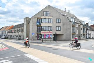 Bent u op zoek naar een ruim en energiezuinig appartement op een steenworp afstand van het bruisende centrum van Dentergem? Dan is dit...