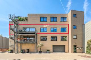 Exclusief Loft-appartement (300m²) met garage in Ieper centrum. In de Schotlandstraat, pal aan de sfeervolle Leet, bevindt zich residentie 'Leet en Loft'. Dit unieke appartement beslaat de volledige tweede verdieping en biedt een indrukwekkende bewoonbare oppervlakte. INDELING: Gelijkvloers: Ruime garagebox en handige privé berging.Verdiep +2: Riante inkomhal met apart toilet - Uitgestrekte en lichtrijke leefruime - Ingerichte keuken van alle nodige comfort - Berging - Master bedroom met aansluitende badkamer - Slaapkamer 2 met aansluitende badkamer - Technische ruimte - Apart toilet. ALGEMEEN: - Vloerverwarming + centrale verwarming op aardgas via condensatieketels. - Gunstig EPC B-label - Uniek appartement met een bewoonbare oppervlakte van 299m² - Toplocatie is Ieper centrum - Comfort van een ruime garage en doorrit- Gelijkvloerse berging in prijs inbegrepen.De AI-visualisatie is bedoeld als inspiratie. Er werd geen rekening gehouden met technische specificaties, stedenbouwkundige voorschriften of de concrete mogelijkheden tot realisatie.Bestuursmaatregelen in het maatregelenregister: in aanvraag