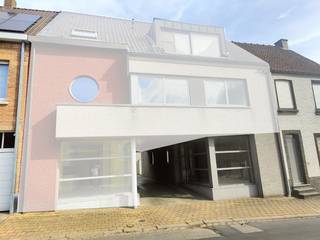 Op zoek naar een gezellig appartement op een centrale ligging? Dit appartement bevindt zich in het hart van Koolskamp, op wandelafstand van winkels en andere voorzieningen.<br /><br />Het instapklaar appartement beschikt over één slaapkamer en aan gezellig achterliggend terras en is onmiddellijk beschikbaar.<br /><br />Een achterliggende autostaanplaats kan optioneel bijgehuurd worden voor €40 per maand.