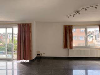 <p><span>Instapklaar en ruim appartement te huur in Aalst</span></p><p><span>Welkom in dit lichtrijk appartement van 103 m², gelegen in een rustige straat op korte afstand van het bruisende stadscentrum van Aalst. Deze woning combineert ruimte, comfort en een moderne uitstraling ideaal voor wie op zoek is naar een aangename thuisbasis.</span></p><p><span>De ruime leefruimte baadt in natuurlijk licht dankzij de grote raampartijen en vormt het hart van het appartement. De eigentijdse afwerking en stijlvolle vloer zorgen voor een warme en elegante sfeer.</span></p><p><span>De volledig uitgeruste keuken is voorzien van moderne toestellen en biedt voldoende opbergruimte, perfect voor wie houdt van koken. Met twee volwaardige slaapkamers is er ruimte genoeg voor een klein gezin, een koppel of een praktische home office.</span></p><p><span>De badkamer is uitgerust met een ligbad en een dubbel wastafelmeubel, wat zorgt voor extra comfort in de ochtendrush.</span></p><p><span>Er is een garage aanwezig aan het appartement. De ligging combineert rust met nabijheid van winkels, scholen en openbaar vervoer, waardoor dit appartement een uitstekende woonplek is.</span></p><p><span>Dit instapklare appartement is onmiddellijk beschikbaar en biedt alle troeven voor een zorgeloos en comfortabel leven in Aalst op fietsafstand van het ziekenhuis en het centrum.</span></p>