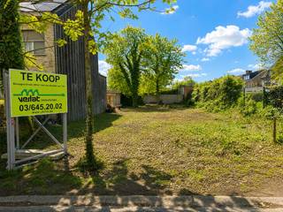 Bent u op zoek naar een prachtige locatie om uw droomwoning te bouwen? Deze bouwgrond van 369 m² in een rustige en groene omgeving biedt alles wat u zoekt voor een halfopen bebouwing.<br /><br />Deze bouwgrond is ideaal gelegen in een aangename buurt, met alle voorzieningen zoals supermarkten, bakkers en banken binnen handbereik. Bovendien geniet u van een uitstekende bereikbaarheid, met vlotte verbindingen naar omliggende gemeenten en steden.<br /><br />Met een perceeloppervlakte van 369 m² biedt deze grond voldoende ruimte om een comfortabele en energiezuinige halfopen bebouwing te realiseren. De afmetingen van het perceel (12 meter breed en 30,75 meter diep) maken het perfect geschikt voor een moderne woning met een zonnige tuin of terras.<br /><br />Bouwvoorschriften terug te vinden bij downloads op onze site.<br /><br />Troeven van dit perceel:<br />+ Perceel van 369 m²<br />+ Geschikt voor halfopen bebouwing<br />+ Rustige en groene omgeving<br />+ Strategische ligging nabij voorzieningen