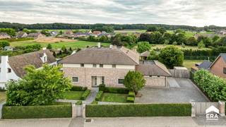 Luxueuze villa met 4 slaapkamers, zwembad, 2 sauna's en fitnesskelder te Opitter.De eigendom omvat een perceel van 15 are 28 ca. Deze villa dateert...