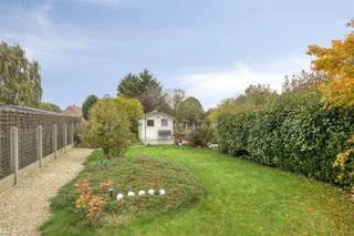 OKEGEM: Ruime en moderne gezinswoning in Ninove met 4 slaapkamers, 254,5 m² bewoonbare oppervlakte en een royale, onderhoudsvriendelijke tuin. Deze woning is in uitstekende staat en biedt een slimme indeling, veel natuurlijke lichtinval en meerdere leeflagen die comfort en privacy combineren. Parkeren gebeurt vlot op de eigen oprit en via de inpandige garage is er directe toegang tot de woning. Indeling en leefruimteBij binnenkomst sta je in een ruime hal met garderobe en een apart toilet. De living en eetkamer vormen een open geheel met elkaar en staan in verbinding met de keuken, waardoor koken en tafelen moeiteloos ván elkaar aflopen. De grote raampartijen brengen veel licht binnen en geven een uitnodigend uitzicht op de zithoek en tuin. Een stijlvolle open haard geeft extra sfeer op frisse dagen. De keuken is modern met een centraal aanrecht/eiland, voldoende opbergruimte en ingebouwde apparatuur. Via grote schuifdeuren stap je zo naar het zonnige terras en de achtertuin, ideaal voor buitenleven en entertainment. Daarnaast is er nog een washok voorzien met toegang via de keuken. Slaapkamers en sanitaire voorzieningenOp de verdiepingen bevinden zich vier ruime slaapkamers, elk met voldoende daglicht en ruimte voor kledingkasten. De badkamer (voorzien van inloopdouche en stijlvolle wastafelmeubel) is eigentijds afgewerkt en aansluitend op de gang is er een apart toilet. De indeling is ideaal voor gezinnen of wie thuiswerken gewenst is, met voldoende rustruimte op elke verdieping.Zolder en bergingEen bijzonder pluspunt is de geïsoleerde zolderverdieping die veel potentieel biedt: extra slaap- of werkruimte, hobbykamer of opslagruimte met tal van opbergmogelijkheden. De naastgelegen berging en kelderruimte dienen als praktische opslag voor seizoensspullen, gereedschap en meer.Buitenruimte en tuinDe woning beschikt over een ruime, onderhoudsvriendelijke tuin met gazon, diverse struiken en bomen, en meerdere tuin- en zithoeken. Een opvallend element is het ruime terras waar je ’s zomers lange dagen buiten kunt doorbrengen met familie en vrienden. Daarnaast is er een praktische tuinberging en een vrij uitzicht op groen en rust, wat zorgt voor veel privacy.Technische en comfortkenmerkenDe woning is zorgvuldig gemoderniseerd en biedt veel daglicht, kwaliteitsafwerking en een aangename woninggevoel. De inpandige garage geeft ruimte voor een auto en extra opslag, met directe toegang tot de woning. De ligging in Okegem ligt gunstig ten opzichte van winkels, scholen en recreatiegebieden, waardoor comfort en gemak hand in hand gaan.SamengevatDeze goed onderhouden woning combineert ruimte, comfort en praktische voorzieningen in een geliefde buurt van Okegem. Met 4 slaapkamers, een moderne keuken en badkamer, een ruime open leefruimte, een prachtige tuin en een ruime zolder is dit huis klaar om onmiddellijk te betrekken en naar eigen smaak verder te leven. Benieuwd naar deze woning? Plan snel een bezichtiging.