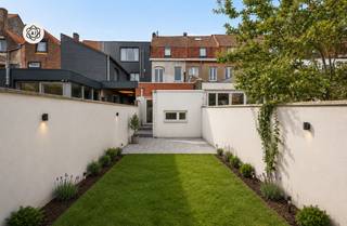 <p>Topgelegen, karaktervolle woning met verrassend veel ruimte!<br />Deze charmante, op te frissen woning biedt alle troeven: een lichtrijke leefruimte, 3 volwaardige slaapkamers en een gezellige stadstuin waar je volledig tot rust komt. Het gelijkvloers verwelkomt je met een sfeervolle zithoek, ruime eetplaats en praktische wasruimte/berging. Op de eerste verdieping vind je een royale slaapkamer en een badkamer met douche en toilet. De tweede verdieping verrast met twee extra slaapkamers. Bovendien beschikt de woning over een zolder en een kelder, ideaal voor extra opslag of toekomstige uitbreidingen.<br /><br />Een buitenkans voor wie op zoek is naar karakter, ruimte én een absolute toplocatie!<br /><br />Meer info op plan je bezoek via denis@immobeguin.be</p>