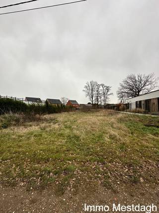 Zeldzame en rustig gelegen bouwgrond in Residentiële buurt * De Oppervlakte: Met 1.014 m² zit je ruim boven het gemiddelde voor een hedendaagse...