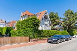 Volledig gerenoveerde penthouse met aangename terrassen in een villa residentie op enkele stappen van de zee. Indeling: inkom met wc en...