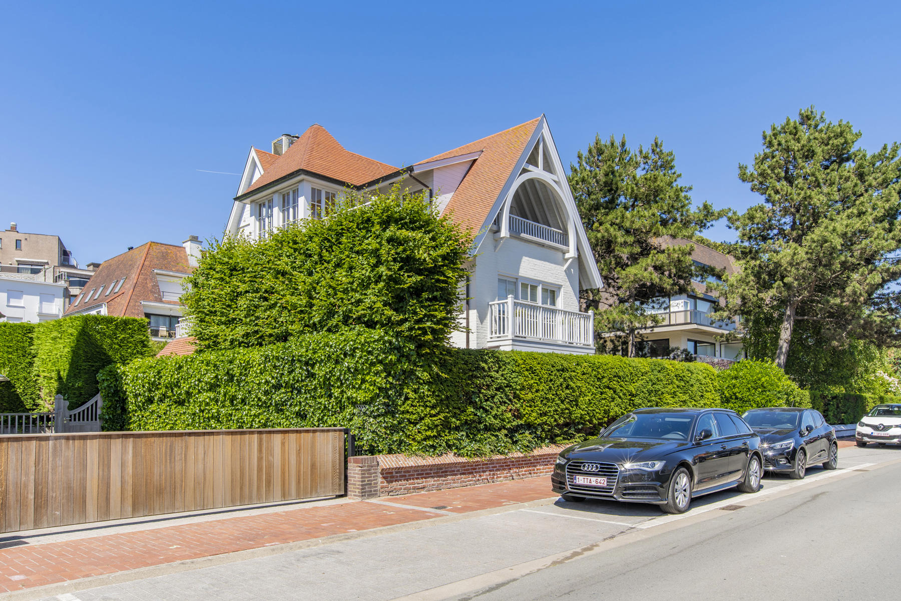 Volledig gerenoveerde penthouse in villa-residentie - foto 2
