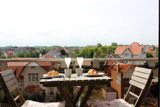 1-slaapkamerappartement op het 4de verdiep vlakbij strand en duinen. <br /><br />-Ruime, lichtrijke woonkamer met directe toegang tot een zongerichte terras met mooi uitzicht over het<br /> hinterland.<br /><br />-Ingerichte keuken met vaastwasser, koelkast en oven.<br /><br />-Ruime slaapkamer die uitgeeft op een tweede terras.<br /><br />-Badkamer met bad-en douchecombinatie.<br /><br />- Volledig gemeubeld en instapklaar<br /><br />Daarnaast is er in het gebouw een private kelderberging en ook een gemeenschappelijke fietsenberging aanwezig. De lift werd in 2025 volledig vernieuwd.<br /><br />Ideaal als vaste woonst, tweede verblijf of investering.<br /><br />Immo gelieve zich te onthouden