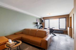 <p><span>Instapklaar en energiezuinig appartement (103 m²) met tuin, zonnepanelen en EPC B in Deurne</span></p><p><span>Instapklaar, energiezuinig en afgewerkt met oog voor comfort: dit volledig gerenoveerde gelijkvloerse appartement combineert hedendaags wooncomfort met een uitzonderlijke buitenruimte. Dankzij de gunstige EPC-score B, de aanwezigheid van zonnepanelen, een thuisbatterij, een ventilatiesysteem en conforme elektriciteit geniet je hier van een toekomstgericht appartement met een laag energieverbruik.</span></p><p><span>De ligging vormt een extra troef. Je woont in een rustige woonwijk met het prachtige Rivierenhof op wandelafstand, ideaal voor sport, ontspanning en recreatie. Daarnaast geniet je van een uitstekende bereikbaarheid dankzij het openbaar vervoer, verschillende velo-stations en een vlotte verbinding naar de belangrijkste invalswegen.</span></p><p><span>Het appartement maakt deel uit van een kleinschalig gebouw van slechts twee verdiepingen, waarvan het dak conform geïsoleerd is. De vaste kosten bedragen €100/maand en omvatten de blokpolis, het waterverbruik, het reservefonds en het onderhoud en de elektriciteit van de gemene delen. Verwarmen gebeurt individueel op aardgas.</span></p><p><span>In 2023 werd het appartement volledig gerenoveerd en sindsdien verkeert het in uitstekende staat. Via de inkomhal bereik je de lichtrijke leefruimte met open, volledig uitgeruste keuken, samen goed voor circa 33 m². De keuken beschikt over een kookplaat, dampkap, spoelbak, ingebouwde oven, microgolfoven, vaatwasser en koelkast.</span></p><p><span>Verder omvat het appartement een moderne badkamer met inloopdouche, lavabomeubel en handdoekdroger, een polyvalente kamer van 9 m² die perfect dienst kan doen als bureau, dressing of derde slaapkamer en nog twee volwaardige slaapkamers van 8 m² en 15 m². Vanuit de kleinste slaapkamer heb je toegang tot de ruime veranda van 16 m².</span></p><p><span>De absolute blikvanger is zonder twijfel de zonnige, zuidgerichte tuin van maar liefst 100 m² met praktisch tuinhuis. Een zeldzame buitenruimte waar je in alle rust kunt genieten van lange zomerdagen.</span></p><p><span>Tot slot beschikt het appartement nog over twee privatieve kelderbergingen.</span></p><p><span>Ben je op zoek naar een instapklaar en energiezuinig appartement met een uitzonderlijk grote tuin op een rustige, maar vlot bereikbare locatie? Dan is dit zonder twijfel een buitenkans. Bewoonbare opp. 103 m² – ref.: bruto vloeropp. Voor meer info of een gratis schatting surf naar </span><span><span>www.hansimmo.be</span></span><span>.</span></p><p><span> </span></p>