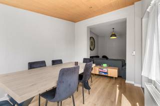 Op een steenworp van het Paduwa-plein in Evere ontdekt u deze prachtige villa, ideaal gelegen in een zeer gewilde residentiële buurt. U geniet er van een rustige en aangename omgeving, op korte afstand van openbaar vervoer, scholen, winkels en alle voorzieningen.<br /><br />Met een oppervlakte van meer dan 180 m² overtuigt deze woning door haar mooie volumes en lichtinval. Het gelijkvloers bestaat uit een ruime inkomhal die toegang geeft tot een grote slaapkamer, een volledig uitgeruste open keuken en een ruime leefruimte met zithoek en eetkamer, met directe toegang tot een prachtige zuidgerichte tuin zonder inkijk.<br /><br />Op de verdieping vindt u twee mooie slaapkamers, een bureau en een moderne badkamer met inloopdouche.<br /><br />Deze woning vormt een zeldzame kans voor een gezin dat op zoek is naar een ruime, lichte en ideaal gelegen woning in Evere.<br /><br />