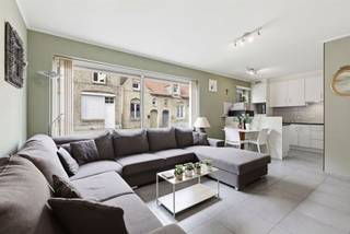 <p><span>In het hart van Diksmuide bevindt zich dit charmante, instapklare gelijkvloers appartement, ideaal gelegen op wandelafstand van de Grote Markt, winkels en openbaar vervoer (bus en trein).</span></p><p><span>Het appartement maakt deel uit van Residentie Paepenhoek en verwelkomt u via de inkomhal met apart gastentoilet. De ruime en lichtrijke leefruimte sluit naadloos aan op de open, volledig ingerichte keuken. Deze is voorzien van alle comfort. Aansluitend aan de keuken bevindt zich een praktische berging met aansluiting voor was- en droogmachine. </span></p><p><span>Verder beschikt het appartement over twee volwaardige slaapkamers (11 m² en 12 m²), waarvan één rechtstreekse toegang biedt tot het aangename terras. De badkamer is praktisch ingericht met een ligbad en een enkele lavabo in meubel.</span></p><p><span>Bijkomende troeven zijn de private kelderberging en de gemeenschappelijke fietsenberging in het kelderverdiep.</span></p><p><span>De rustige, maar uiterst centrale ligging vormt zonder twijfel een belangrijke meerwaarde.</span></p><p><span>Kortom, een ideale woonkans voor wie comfortabel en zorgeloos wil wonen. Absoluut een bezoek waard!</span></p>