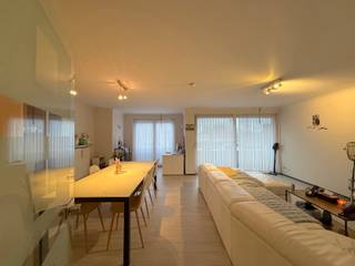 In het centrum van Knesselare vind je dit ruime appartement op wandelafstand van de winkels, het openbaar vervoer, school en horeca. Op de...