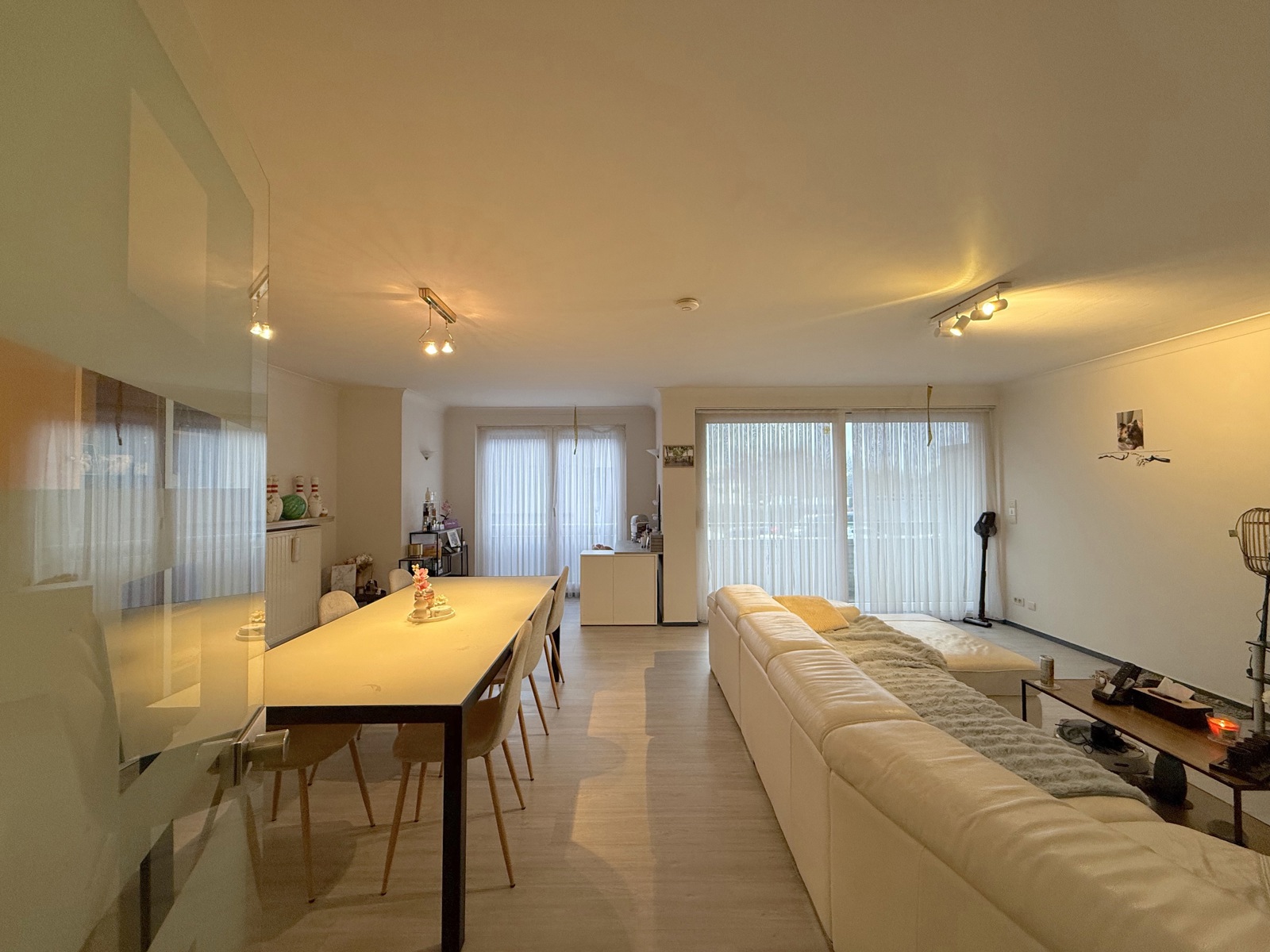 Ruim appartement met 2 slaapkamers, terras en garage - foto 2