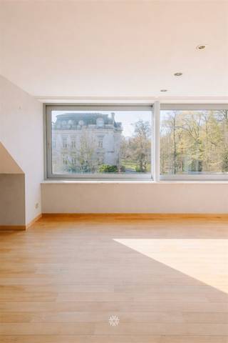 <p><span>DESTELBERGEN - Appartement lumineux dans le centre de Destelbergen</span></p><p><span> </span></p><p><span>Au deuxième et dernier étage, la Residentie Libbrecht abrite cet appartement lumineux avec vue sur l'emblématique hôtel de ville de Destelbergen.</span></p><p><span> </span></p><p><span>Les atouts en bref :</span></p><ul><li><span>EPC B favorable</span></li><li><span>Situé à deux pas de l'autoroute R4 et de sa sortie</span></li><li><span>Place de parking derrière l'immeuble</span></li></ul><p><span> </span></p><p><span> </span></p><p><span>Disposition :</span></p><p><span>Vous entrez dans l'appartement par le hall d'entrée, où il y a de la place pour un vestiaire et des toilettes séparées pour les invités. De là, vous entrez dans l'espace de vie agréable et lumineux avec de grandes fenêtres et une vue ouverte sur les environs. La cuisine adjacente est spacieuse et dispose d'une salle de stockage pratique avec des installations comprenant une buanderie et un espace de stockage. </span></p><p><span>L'appartement comprend deux chambres confortables et une salle de bains avec double lavabo, douche et toilettes. L'appartement dispose également d'une cave privée et d'un accès à une salle de stockage commune. Il y a un grand espace de stationnement à l'arrière du bâtiment, ainsi qu'un abri pour les vélos et une zone séparée pour les déchets. L'ascenseur permet d'accéder facilement au sous-sol.</span></p><p><span> </span></p><p><span>Important :</span></p><p><span>EPC B</span></p><p><span>Prix indicatif €375 000</span></p>