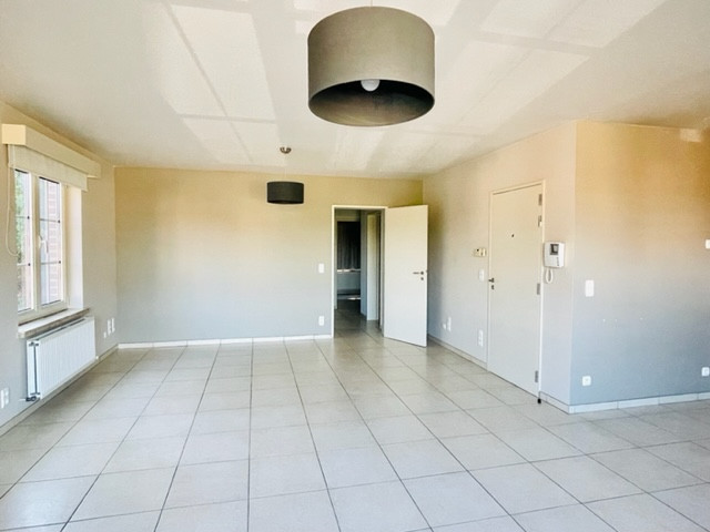 Instapklaar appartement met 2 slaapkamers, terras, privatieve garagebox en kelderberging - foto 4