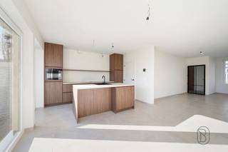 Ontdek wonen op z’n best in Sint-Elooistraat, Anzegem: 4 halfopen nieuwbouwwoningen die comfort, energiezuinigheid en hedendaagse architectuur perfect combineren.Elke woning is ontworpen met een doordachte indeling en uitgerust met de nieuwste technieken voor maximaal wooncomfort en lage energiekosten. De leefruimte voelt ruim en licht aan en sluit mooi aan op een moderne woonbeleving—ideaal voor gezellige momenten met familie en vrienden.Op de verdieping bevinden zich 3 volwaardige slaapkamers en een stijlvolle badkamer waar je helemaal tot rust komt. Extra troef: een zolderruimte bereikbaar via een vaste trap. Perfect als hobbyruimte, bureau, extra bergruimte of om later verder af te werken volgens jouw plannen.Troeven op een rij:- Energiezuinig wonen dankzij moderne technieken- 3 slaapkamers en een comfortabele badkamer- Zolder via vaste trap: extra ruimte met mogelijkhedenMeer informatie of een bezoek? Contacteer emiel@immobeguin.be