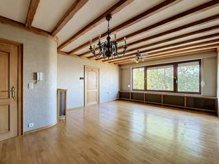 Vous recherchez un appartement confortable et prêt à emménager à louer dans un emplacement de choix à Merksem ? Cet endroit lumineux situé dans la paisible ville de Runcvoort allie confort de vie et excellente accessibilité. À distance de marche, vous trouverez le magnifique parc Runcvoort, des boutiques confortables, des écoles et les transports en commun vers Anvers.<br /><br />Disposition :<br />-Hall d'entrée et toilettes : toilettes pratiques avec raccordement pour une machine à laver.<br />-Salon (31m²) : Espace de vie spacieux et lumineux, équipé de volets à l'avant.<br />-Cuisine : Cuisine fonctionnelle avec cuisinière à gaz, four, lave-vaisselle, réfrigérateur avec congélateur et un seul évier.<br />-Salle de bain : salle de bain équipée avec douche, lavabo simple et sèche-serviettes.<br />-Chambre 1 (15 m²) : chambre principale complète.<br />Chambre 2 (10 m²) : Deuxième chambre, idéale comme espace de travail pour les enfants ou comme espace de travail.<br /><br />Détails :<br />-Emplacement idéal : à proximité du parc Runcvoort et des commerces de Merksem<br />-Lumière : grandes fenêtres et volets avant<br />-Confort : cuisine entièrement équipée et branchement pour machine à laver<br />-Accessibilité : rapide dans le centre d'Anvers et à proximité des principaux axes routiers<br />-Coûts communs 50 euros/mois<br />