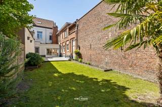 <br />Ontdek deze charmante en karaktervolle woning met authentieke elementen, gelegen op een rustige locatie in het centrum van Temse. De woning beschikt over een grote, rustgevende tuin en een ruim zonneterras waar het heerlijk vertoeven is.<br /><br />Binnenin vindt u een gezellige woonkamer met haard en een volledig ingerichte keuken. Op de eerste verdieping bevinden zich twee uitzonderlijk ruime slaapkamers en een grote badkamer met douche. Via een vaste trap bereikt u de zolder, die mogelijkheden biedt voor het creëren van twee extra slaapkamers.<br /><br />De inkomhal biedt extra ruimte die perfect kan dienen voor een hobby, vrij beroep, winkel of als praktische opslag- en fietsenruimte.<br /><br />De woning is gelegen in een straat die binnenkort wordt vernieuwd tot een autoluwe omgeving, wat bijdraagt aan het rustige karakter. Winkels, openbaar vervoer en het treinstation bevinden zich op wandelafstand.<br /><br />Verder is de woning uitgerust met centrale verwarming op gas, dubbele beglazing en is ze asbestveilig.<br /><br />Een ideale woning voor wie ruimte, karakter en een centrale maar rustige ligging weet te waarderen.
