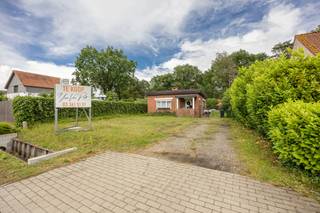 <p>Grondig te renoveren/uit te breiden woning met ruime garage of eventueel sloop en wederopbouwproject aan 6% BTW (mits voldaan aan voorwaarden). Prima ligging met maximum aan privacy en rustig gelegen in de Ronkaartweg een rustige straat nabij centrum Halle-Zoersel op een perceel van 1085m² met een perceelsbreedte van circa 12,75m.<br /><br />INDELING: Inkomhal - Slaapkamer vooraan/bureau - Leefruimte - Keuken - Nachthal - Badkamer - Slaapkamer 2 - Slaapkamer 3 - Garage. Bij het grondig renoveren of sloop en wederopbouwen zijn er diverse fiscale interessante zaken op het vlak van BTW en eventueel bijkomende premies. <br /><br />BOUWVOORSCHRIFTEN: Als de woning zou worden afgebroken, zou – gelet op de beperkte breedte van het perceel en de positie van de aanpalende woningen – een nieuwe woning kunnen gebouwd worden op de linker perceelsgrens volgens het klassieke gabarit. De gevel op de perceelsgrens zou moeten afgewerkt worden in een facadesteen (dus geen snelbouw of leien).<br /><span><br /><span>BIJZONDERHEDEN: Klein gedeelte voortuin zal onteigend worden door gemeente in functie van rioleringswerken - Stedenbouwkundige informatie in aanvraag - P-G score: A </span>- <span>EPC: 1007 UC 3886189 (Renovatieplicht van toepassing.)</span></span></p>