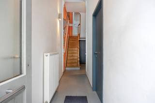 In de Gijselsstraat te Borgerhout bevindt zich deze karaktervolle en gerenoveerde woning met vier slaapkamers, twee badkamers en een gezellige stadstuin. De woning werd gerenoveerd in 2002 en bevat authentieke elementen zoals hoge plafonds, houten plankenvloeren en sierhaarden. Alsook is er een lichtrijke achterbouw die perfect aansluit op de tuin.<br /><br /><strong>Indeling:</strong><br />Op het gelijkvloers komt u binnen via de inkomhal die toegang verleent tot de leefruimte aan de voorzijde. Aansluitend bevindt zich de eetruimte die doorloopt naar de lichtrijke achterbouw. Achteraan bevindt zich de volledig uitgeruste keuken met eetplaats. De grote glaspartijen en het glazen dak zorgen hier voor veel natuurlijke lichtinval en een aangenaam ruimtelijk gevoel. Vanuit de keuken heeft u rechtstreeks toegang tot de gezellige stadstuin.<br /><br />Verder bevinden zich op het gelijkvloers een kleine badkamer met douche en toilet en een praktische wasberging met plaats voor wasmachine en droogkast, waar zich ook de condensatieketel bevindt.<br /><br />Op de tussenverdieping tussen het gelijkvloers en de eerste verdieping bevindt zich een voormalige keuken. Deze ruimte kan vandaag perfect dienst doen als polyvalente ruimte, bijvoorbeeld als bureau, hobbyruimte of extra berging.<br /><br />Op de eerste verdieping bevinden zich twee ruime slaapkamers met charmante houten plankenvloeren en authentieke schouwen.<br /><br />Op de tussenverdieping tussen de eerste en tweede verdieping bevindt zich de tweede badkamer, uitgerust met een ligbad, badkamermeubel en toilet.<br /><br />Op de tweede verdieping bevinden zich nog twee slaapkamers.<br /><br />Verder beschikt de woning over een ruime kelder die heel wat extra bergruimte biedt.<br /><br /><strong>Bijzonderheden:</strong><br />Gerenoveerd in 2002.<br />4 slaapkamers.<br />2 badkamers.<br />Extra polyvalente ruimte.<br />Praktische wasberging.<br />Gezellige stadstuin.<br />Ruime kelder.<br />Authentieke elementen.<br /><br /><strong>Ligging:</strong><br />Gelegen in de Gijselsstraat in Borgerhout, op een centrale locatie nabij winkels, scholen, openbaar vervoer en tal van dagelijkse voorzieningen. Ook het centrum van Antwerpen is vlot bereikbaar.
