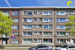 <p><span>We vinden dit ruime en verzorgde 2-slaapkamer appartement op de vierde verdieping</span><span> van een goed onderhouden gebouw met lift. Het appartement is zeer degelijk van structuur maar heeft een opfrissing nodig.</span></p><p><span>Gelegen op het Valaar, een gezellige wijk met winkels (Carrefour), scholen en alle vormen van openbaar vervoer op een steenworp te bereiken. Goede verbinding met autosnelwegen wegens directe nabijheid van de A12 en de oprit van de Ring rond Antwerpen.</span></p><p><span> </span></p><p><span>Indeling:</span></p><p><span>Bij het betreden van het appartement komt u in de inkomhal met vestiaire en apart toilet. Aan de voorzijde is er de ruime woonkamer op parketvloer. De grote raampartijen zorgen voor veel lichtinval. Links van de woonkamer bevindt zich de keuken die voorzien is van een kastenwand met gaskookplaat, dampkap en gootsteen.</span></p><p><span>Via de centrale hal bereikt u achteraan de 2 volwaardige slaapkamers (15 m</span><span><sup>2</sup></span><span> en 10 m</span><span><sup>2</sup></span><span>) waarvan de kleinste toegang biedt tot het terrasje met inbouwkast en rolluik.</span></p><p><span>Verder is er nog de badkamer met ligbad en lavabomeubel. Tevens is hier ook aansluiting voor wasmachine aanwezig. </span></p><p><span>In de kelderverdieping van het gebouw is er een privatieve bergruimte aanwezig. Fietsen kunnen gestald worden in de gemeenschappelijke fietsenberging.</span></p><p><span> </span></p><p><span>Pluspunten</span></p><ul><li><span>Centrale locatie met vlotte bereikbaarheid</span></li><li><span>Grote ruimtes en logische indeling</span></li><li><span>Gratis parkeergelegenheid voor de deur </span></li><li><span>Recente condensatieketel van 2023</span></li></ul><p><span> </span></p><p><span>De vaste maandelijkse kosten bedragen € 125,- en omvatten syndicus, provisie water, onderhoud lift, blokpolis en minuterie.</span></p><p><span> </span></p><p><span>EPC: 173 kWh/m² jaar - B-label</span></p><p><span>Waterinfo: G-score A - P-score A</span></p><p><span> </span></p><p><span>Voor meer info of een bezoek ter plaatse bel 03/449.42.41 of surf naar <span>www.habicom.be</span></span></p><p><span>Benieuwd naar de waarde van jouw woning? Check het gratis op <span>www.watismijnhuiswaard.be</span></span></p><p><span> </span></p><p><span> </span></p>