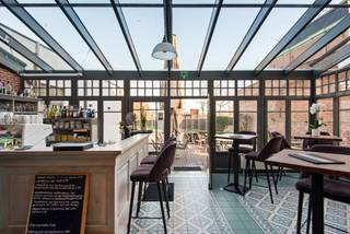 <p>Op een uitstekende commerciële ligging langs de Brusselsesteenweg, in het centrum van Zemst, bevindt zich deze karaktervolle en uitzonderlijk veelzijdig eigendom op een prachtig perceel van 14a91ca.<br /><br />Het pand combineert een ruime handelsruimte op het gelijkvloers met een comfortabele woonst op de verdiepingen, waardoor het tal van mogelijkheden biedt voor zowel privégebruik als professionele activiteiten. Momenteel is het gelijkvloers volledig ingericht als restaurant, maar de ruimte kan eenvoudig worden aangepast aan andere commerciële of zelfstandige activiteiten.<br /><br />Via een aparte ingang bereikt u het woongedeelte, dat bestaat uit twee ingerichte slaapkamers, een bureauruimte, een gezellige leefruimte, een geïnstalleerde keuken en een badkamer.<br /><br />Dankzij de indeling en de oppervlakte leent deze eigendom zich perfect voor horeca, een zelfstandige activiteit, praktijkruimte, kantoor, een combinatie van wonen en werken of zelfs een volledige woonfunctie. Het pand biedt hierdoor een grote flexibiliteit en kan ingericht worden volgens de wensen van de nieuwe eigenaar.<br /><br />Achteraan beschikt het pand over een ruime tuin, die grotendeels werd ingericht als parking.<br /><br /><strong><em>TROEVEN<br />- </em></strong>EPC B<br />- Asbestveilig<br />- Lift aanwezig<br />- A+ locatie<br />- Veelzijdig eigendom<br /><br /><strong>Vrij van uitbating bij overdracht.</strong></p>
<p>Benieuwd naar deze opportuniteit? Contacteer ons via 015 68 26 08 of info@imperiavastgoed.be voor meer informatie of een bezoek.</p>