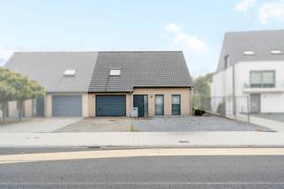 <p>Gunstig gelegen halfopen bebouwing op een prachtig perceel van 1.113m²</p><p>In de nabije omgeving bevinden zich scholen, winkels, openbaar vervoer en diverse lokale voorzieningen. Bovendien geniet de woning van een vlotte bereikbaarheid dankzij de nabijheid van de N9 en de E34.</p><p> </p><p>Op het gelijkvloers omvat de woning een inkomhal, een lichtrijke leefruimte, een praktische keuken met aansluitende berging, een wasplaats en een gastentoilet.</p><p>Op de eerste verdieping bevinden zich de badkamer met ligbad, dubbele wastafel, toilet en drie volwaardige slaapkamers.</p><p>Daarnaast beschikt de woning over een grote en zonnige tuin, een inpandige garage en een ruime zolder.</p><p></p><p>Verder is de woning goed onderhouden en momenteel verhuurd.</p><p> </p><p><strong>Disclaimer:</strong> De foto's in deze online publiciteit zijn deels bewerkt met behulp van artificiële intelligentie (AI) om de visualisatie van de ruimtes te optimaliseren. Ze dienen uitsluitend ter illustratie en kunnen afwijken van de werkelijke situatie. Tijdens een plaatsbezoek krijg je een correct beeld van het pand.</p><p> </p><p>Interesse om dit pand te bezichtigen?<br />Plan nu uw afspraak in op het nummer 0499/84.71.00 of via chabelli@vastgoeddevos.be.</p><p> </p>