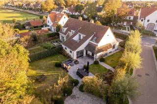 Deze zonovergoten koppelvilla biedt een uitzonderlijk wooncomfort en combineert charme met functionaliteit. De woning beschikt over een zonnige...