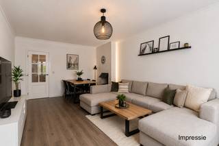 Op zoek naar een modern, instapklaar appartement op een uitstekende locatie? Dit aangename appartement op de eerste verdieping in Mortsel biedt alles wat u nodig heeft om zorgeloos te wonen. Dankzij de aanwezige lift is het gebouw vlot toegankelijk voor iedereen.<br /><br />Bij binnenkomst wordt u verwelkomd in een ruime inkomhal met praktische vestiairekasten, van waaruit u toegang heeft tot alle ruimtes. De lichte leefruimte geniet dankzij een groot schuifraam van een overvloed aan daglicht. Van hieruit bereikt u ook het balkon.<br />De functionele keuken is uitgerust met een gasvuur en spoelbak en biedt eveneens toegang tot het balkon.<br /><br />Verder beschikt het appartement over twee ruime slaapkamers (14/12 m²) en een handige berging, die perfect kan dienen als bureau of dressing.<br /><br />De ruime badkamer is uitgerust met een inloop/regendouche, dubbele lavabo, aansluiting voor een wasmachine én een toilet. Daarnaast is er nog een apart gastentoilet aanwezig.<br /><br />Ten slotte beschikt het appartement over een ondergrondse parkeerplaats (verplicht aan te kopen voor €10.000) en een privatieve kelderberging.<br /><br />De vaste kosten bedragen € 204/maand (werkkapitaal voor onderhoud gemene delen en water).<br /><br />Troeven:<br />+ Bewoners kunnen gebruik maken van de gemeenschappelijke tuin en de fietsenstalling<br />+ 2 volwaardige slaapkamers<br />+ Voldoende opbergruimte voorzien<br />+ Rustige wijk<br />+ Nabij winkels, scholen en openbaar vervoer