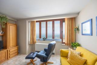 <strong>Residentie WESTDIEP</strong> : op de 9de verdieping, prachtig gelegen appartement met frontaal zeezicht in hartje Zeedijk. Geniet elke dag van een adembenemend panoramisch zeezicht vanuit dit gemeubeld appartement op een toplocatie aan de Zeedijk. Het appartement beschikt over een gezellige leefruimte, een open keuken, een ruime slaapkamer met terras, badkamer met douche en toilet en een ondergrondse berging. Dankzij de hoge verdieping geniet u van maximale lichtinval, rust en een uniek uitzicht op strand en zee. Dichtbij het centrum en handelszaken.