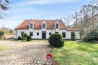 Uitermate degelijk en volledig gerenoveerd landhuis op een prachtige groene locatie. De woning ligt op een steenworp van de Nederlandse grens en...