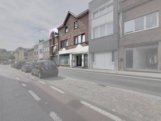 <p><span><strong>Uiterst ruim 3-SLK-appartement met terras, topligging!</strong><br /><br />Bent u op zoek naar een </span><strong><span>uitzonderlijk ruim appartement op een uiterst centrale ligging</span></strong><span>? Dan is dit appartement beslist een bezoek waard! Gelegen op slechts enkele voetstappen van het bruisende stadscentrum, geniet u hier van alle comfort en voorzieningen binnen handbereik.</span></p>
<p><span>De </span><strong><span>ruime leefruimte</span></strong><span> biedt volop plaats voor een gezellige zithoek en een aangename eetruimte. Aansluitend bevindt zich de </span><strong><span>nieuwe, open en ruime keuken</span></strong><span>, ideaal voor wie houdt van koken en gezellig samenzijn.</span></p>
<p><span>Het nachtgedeelte omvat </span><strong><span>drie volwaardige en ruime slaapkamers</span></strong><span> en </span><strong><span>twee badkamers</span></strong><span>. De eerste badkamer is uitgerust met een ligbad, lavabo en inloopdouche. De tweede badkamer beschikt over een grote lavabo, toilet en voldoende ruimte voor een wasmachine en droogkast.</span></p>
<p><span>Verder beschikt het appartement over een </span><strong><span>gezellige buitenruimte/veranda</span></strong><span>, die toegang biedt tot een handig terras waar u heerlijk kunt genieten van een rustig moment in de buitenlucht.</span></p>
<p><span>Een absolute troef is de </span><strong><span>personenlift die rechtstreeks in het appartement uitkomt</span></strong><span>. Dit appartement is bovendien het enige appartement op de tweede verdieping, wat zorgt voor extra privacy. De inkomhal, waar de lift uitkomt, kan naar wens al dan niet worden afgesloten van het appartement.</span></p>
<p><span>Kortom: een </span><strong><span>bijzonder ruim en comfortabel appartement met 3 slaapkamers, 2 badkamers, een terras én een unieke private lifttoegang</span></strong><span>, en dat alles op een topligging vlak bij het centrum!</span></p>
<p><span>Voor meer informatie en/of een bezoek contacteert u uw vastgoedkantoor </span><strong><span>KURTIMMO</span></strong><span> via </span><strong><span>0476/07.69.93</span></strong><span> of </span><strong><span>info@kurtimmo.be</span></strong><span>.</span></p>
