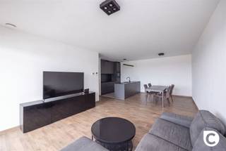 <p><span>Exclusief wonen met adembenemend zicht over Antwerpen!</span></p><p><span>Op zoek naar een stijlvolle stadswoning waar architectuur, comfort, groen en een panoramisch uitzicht samenkomen? Dit prachtige appartement op de 10de verdieping van de prestigieuze Residentie Louise-Marie biedt een unieke woonbeleving op een strategische locatie in Antwerpen.</span></p><p><span>Residentie Louise-Marie werd gerealiseerd in 2022 naar een ontwerp van het gerenommeerde POLO architects. De twee elegante woontorens worden verbonden door een indrukwekkende glazen wand en omringd door een sfeervolle parktuin met groene zones, meerstammige bomen en prachtige waterpartijen. Het akoestische scherm zorgt bovendien voor een aangenaam en rustig woonklimaat, ondanks de centrale ligging.</span></p><h3><span>Strategische ligging</span></h3><p><span>De ligging aan de Karel Oomsstraat, vlak bij de Desguinlei, combineert het beste van twee werelden: de energie van de stad en het comfort van een rustige woonomgeving. Het bruisende Antwerpen-Zuid, met zijn uitgebreide aanbod aan winkels, restaurants, cafés, cultuur en ontspanning, bevindt zich vlakbij. Ook het openbaar vervoer en de belangrijkste invalswegen zijn vlot bereikbaar.</span></p><p><span>Dankzij de nabijheid van het Hertogenpark en de groene inrichting van de residentie beschik je bovendien over aangename plekken om even aan de stadsdrukte te ontsnappen.</span></p><h3><span>Licht, ruimte en een uniek panorama</span></h3><p><span>Bij het betreden van het appartement valt meteen het ruimtelijke en lichte karakter op. De leefruimte geniet dankzij de grote raampartijen van een overvloed aan natuurlijk licht en werd afgewerkt met een warme parkettegel die zorgt voor een verfijnde en eigentijdse uitstraling.</span></p><p><span>Via een schuifdeur bereik je het absolute pronkstuk van deze woonst: het ruime terras met een adembenemend panoramisch uitzicht over Antwerpen. Dankzij de schuifbare ramen kan je binnen- en buitenruimte optimaal met elkaar verbinden en vormt de iconische skyline het hele jaar door een uniek decor. Van een rustige ochtendkoffie tot een aperitief bij zonsondergang: hier geniet je elke dag van een uitzicht dat nooit verveelt.</span></p><p><span>De moderne open keuken sluit naadloos aan bij de leefruimte en werd luxueus afgewerkt met een composiet werkblad, stijlvolle donkere afwerking en hoogwaardige materialen. Het kookeiland vormt bovendien een gezellige centrale plek om te koken en samen te zijn.</span></p><p><span>Verder beschikt het appartement over twee slaapkamers, een moderne badkamer met ruime inloopdouche en lavabomeubel en een afzonderlijk toilet.</span></p><h3><span>Comfort in een groene stadsomgeving</span></h3><p><span>Louise-Marie biedt meer dan alleen een prachtig appartement. De gemeenschappelijke parktuin, het groene plein en de waterpartijen creëren een verrassend rustige omgeving midden in de stad. Als extra troef kunnen bewoners vrij gebruikmaken van de gemeenschappelijke</span><span> </span><span>fitnessruimte.</span></p><p><span>Een autostaanplaats op niveau -2 is optioneel bij aan te kopen voor 35.000.</span></p><h2><span>Troeven</span></h2><p><span>- Panoramisch </span><span>uitzicht over Antwerpen<br />- Riant terras van ca. 23 m² <br />- EPC-label A <br />- Recent gebouw van 2022<br />- Hoogwaardige materialen<br />- gemeenschappelijke fitnessruimte<br />- Verkoop onder 2% registratierechten mogelijk (mits voldoen aan de voorwaarden)</span></p><p><span>Een unieke stadswoning voor wie verlangt naar hedendaags comfort, stijlvolle architectuur en een adembenemend uitzicht. Hier woon je op grote hoogte, met Antwerpen letterlijk aan je voeten.</span></p>