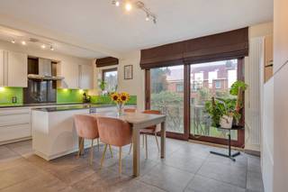 Welkom in dit verrassende huis dat we te koop aanbieden in een rustige wijk in Merksem. Dankzij de split-level indeling geniet u van een unieke architectuur en maximale ruimte op een bewoonbare oppervlakte van ca.188 vierkante meter.De indeling van dit huis te koop in Merksem is als volgt:- Gelijkvloers: Inkomhal met gastentoilet, inpandige garage en berging.- Leefruimte: Lichtrijke woonkamer die aansluit op de vernieuwde keuken.- Slaapgedeelte: Drie ruime slaapkamers met potentieel voor een vierde kamer en een moderne badkamer.- Zolder: Volledig afgewerkte zolderkamer met vaste trap.- Tuin: Een zonnige, oostelijk georiënteerde tuin.Bijzonderheden:- Energiezuinig met EPC label B- Condensatieketel 2016- Dakisolatie aanwezig- Hoogrendementsbeglazing- Top-ligging- Mogelijkheid tot het maken van 4 slaapkamersDit stukje vastgoed is technisch uitstekend onderhouden. Het aanbod aan kwalitatief vastgoed in deze buurt is schaars. Grijp uw kans om dit instapklare huis in Merksem te kopen op een absolute toplocatie nabij het centrum.Had u graag een gratis schatting van uw eigendom? Bel ons voor een vrijblijvend gesprek op 03/666.66.66 of mail naar yannick.schnorbusch@dewaele.comBestuursmaatregelen in het maatregelenregister: nee