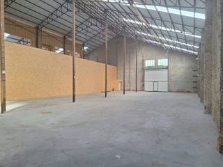 Loods van 620m² gelegen in ambachtelijke zone.De loods is voorzien van een volledig nieuw geïsoleerd dak en polybetonvloer.Sanitair, elektriciteit en...