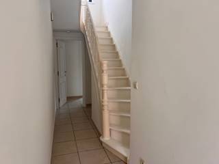 Op zoek naar een instapklare woning te huur in Ieper? Deze ruime rijwoning vlakbij het station van Ieper combineert comfort, licht en een...