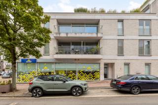 Op zoek naar een centraal gelegen en instapklaar appartement in het bruisende centrum van Genk?<br />Dit lichtrijke appartement van 87 m² combineert ruimte, comfort en bereikbaarheid.<br />De grote ramen zorgen voor een overvloed aan natuurlijk licht en creëren een aangename, open sfeer.<br />Dankzij de slimme indeling geniet je van een praktische woonruimte met voldoende plaats voor zowel ontspanning als gezellig samenzijn.<br />Een groot pluspunt is de ondergrondse parkeergarage, die je de zekerheid en het gemak biedt van altijd een veilige parkeerplaats in het centrum.<br />De ligging kan haast niet beter: je woont op wandelafstand van winkels, horeca, scholen en openbaar vervoer.<br />Bovendien ben je via de nabijgelegen invalswegen en autostrade vlot verbonden met de rest van Limburg en daarbuiten.<br /><br />Troeven van dit appartement<br />-87 m² lichtrijk wooncomfort<br />-Centrale ligging in hartje Genk<br />-Ondergrondse parkeergarage inbegrepen<br />-Uitstekende bereikbaarheid en verbindingen<br />-Alles dichtbij: winkels, scholen, horeca en openbaar vervoer<br /><br />Dit appartement is ideaal voor wie comfortabel wil wonen in de stad, maar ook voor investeerders die op zoek zijn naar een interessante opportuniteit.<br />kom jij graag een kijkje nemen? aarzel dan niet en neem contact met mij op 0474 88 26 48